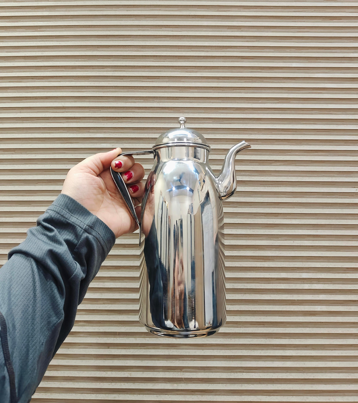 Nyra® Stainless Steel Oil Dispenser 1000 ML (1 Litre) with Lid, Handle & Long Pouring Spout | Glossy Silver Oil Pourer for Kitchen