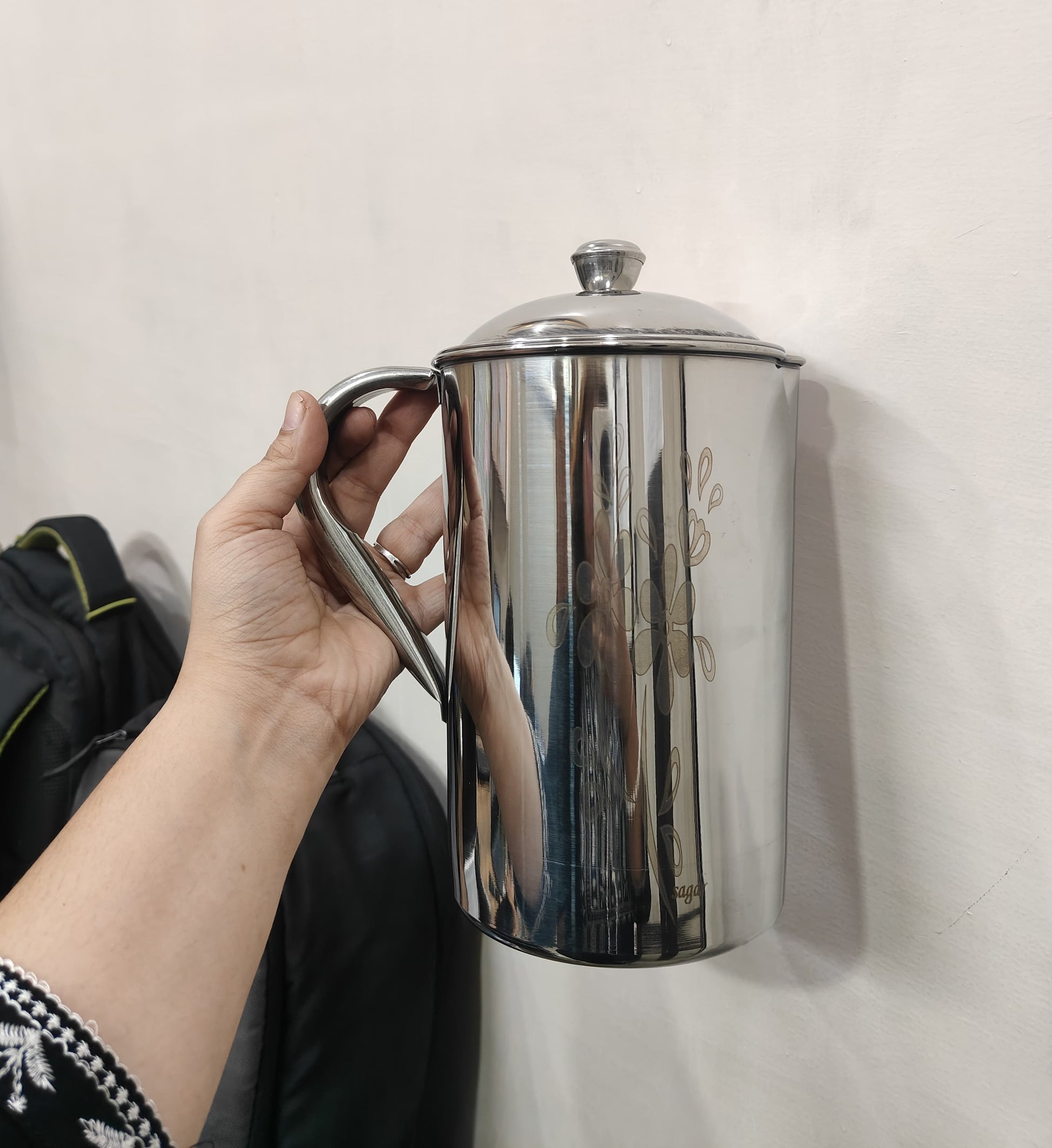 best food grade stainless steel strainer for fruits and vegetables in hand